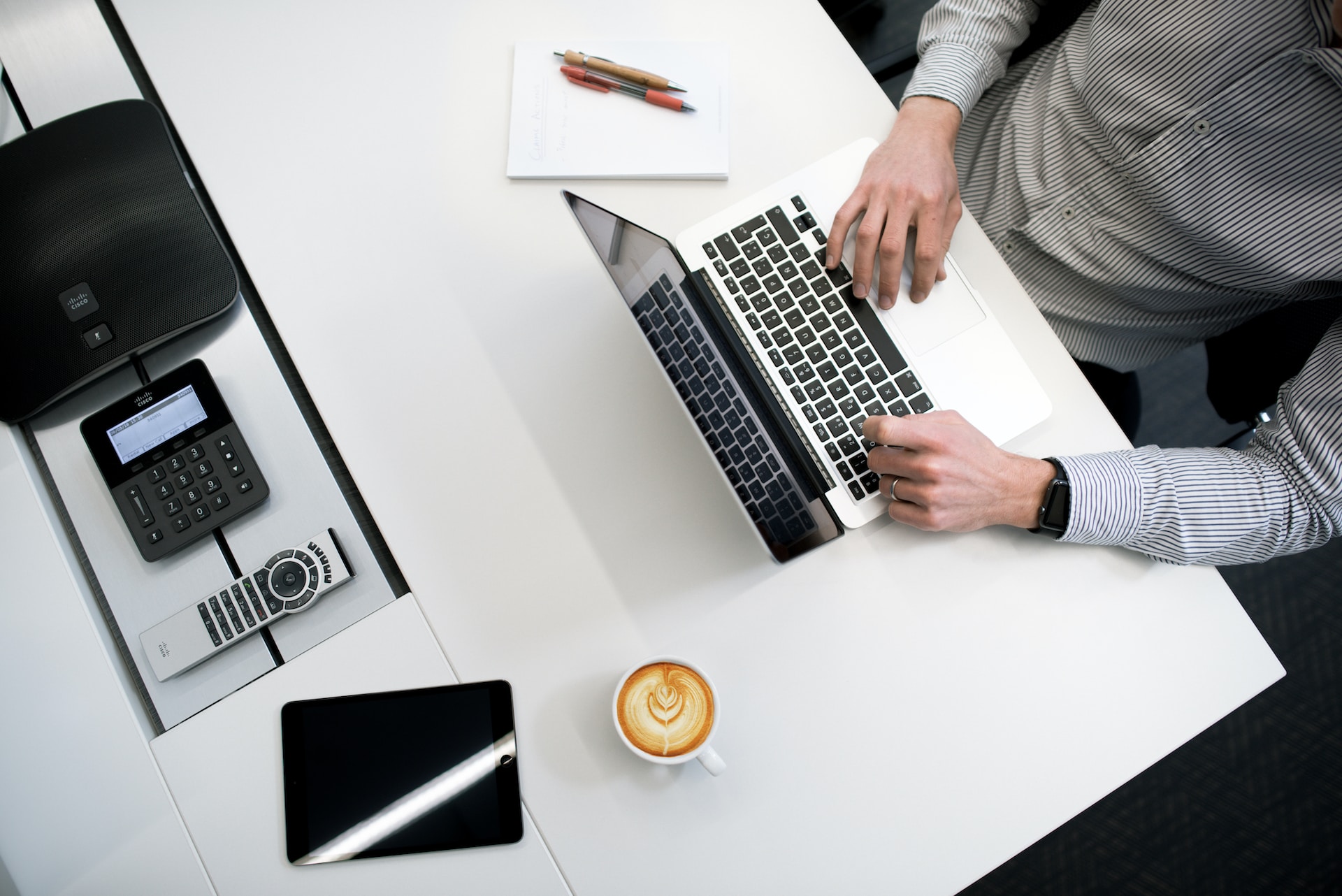 https://unsplash.com/fr/photos/personne-utilisant-un-ordinateur-portable-sur-une-table-en-bois-blanc-iusJ25iYu1c